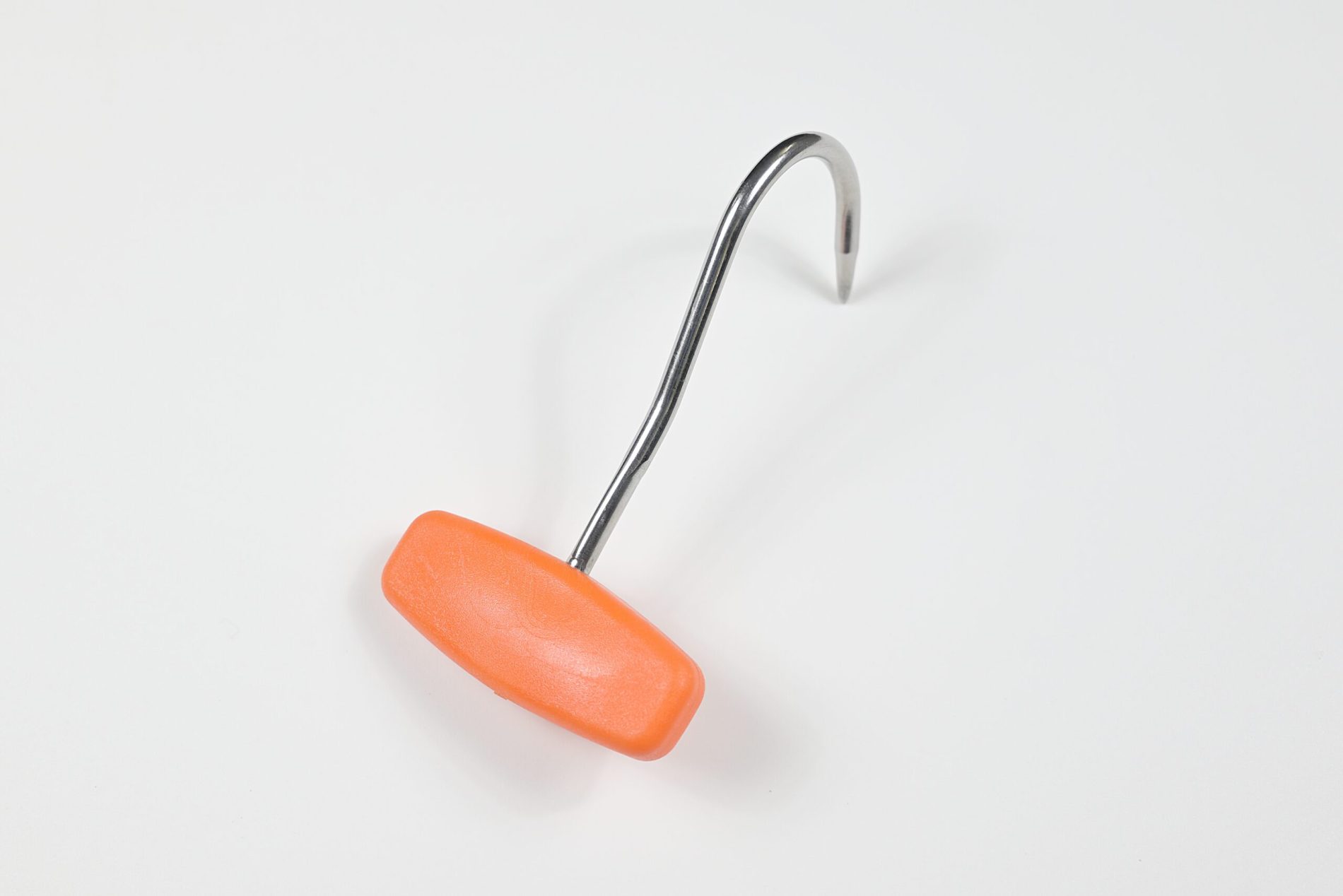 Kjøttkrok med håndtak fra Sanelli i rustfritt stål og plast. Gir godt grep og kontroll ved slakting og håndtering av kjøtt.