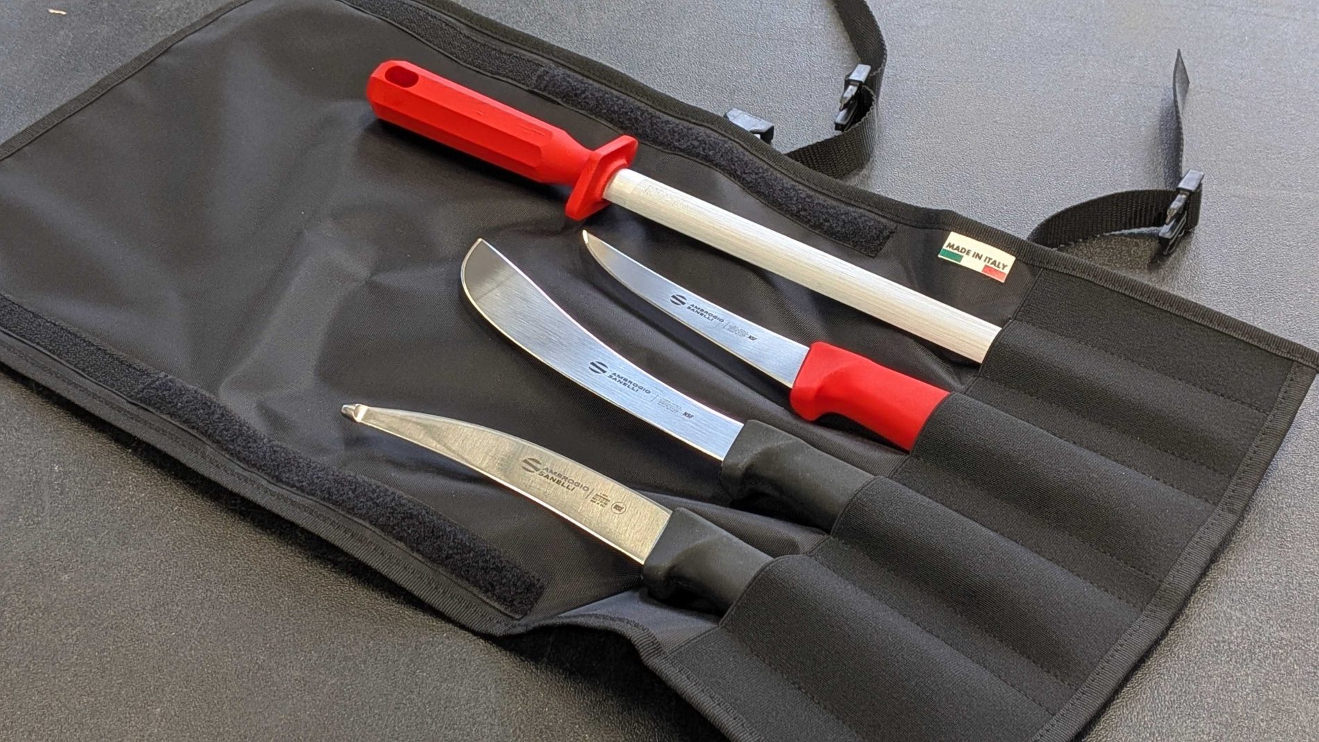 Slaktesett med bukåpner, 3 kniver og slipestål i etui